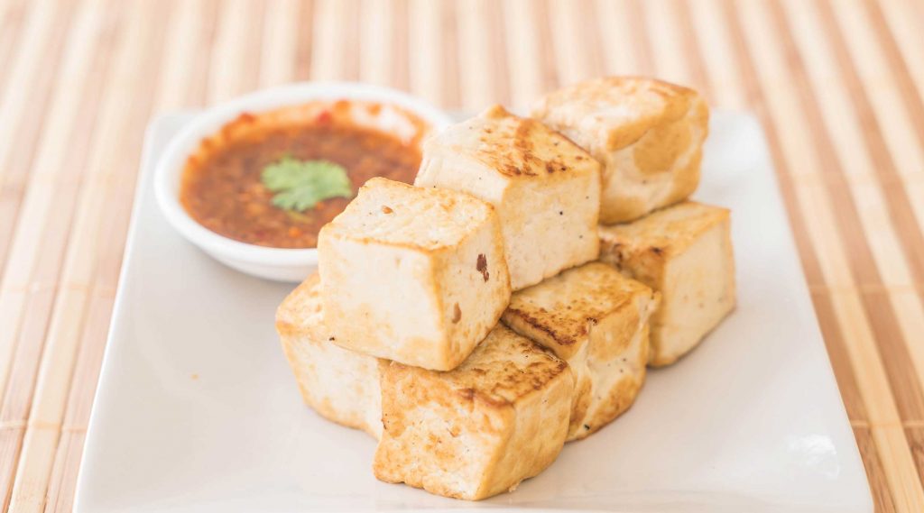 Tofu angebraten mit roter Soße.