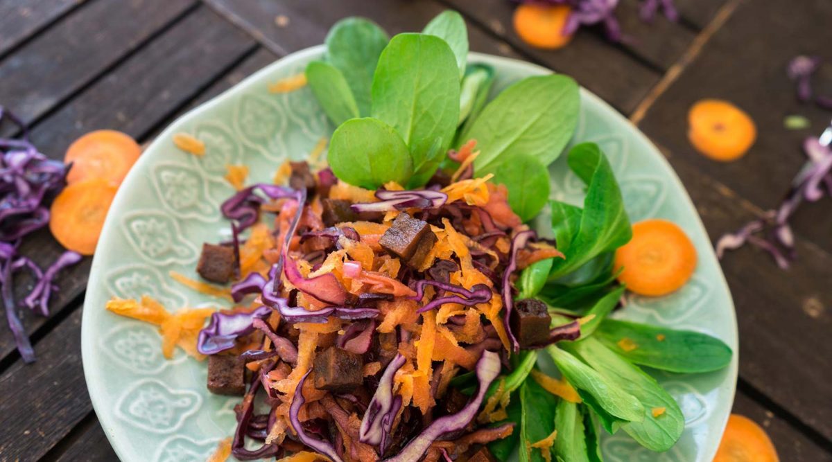 Karotten-Krautsalat mit Tofu Bacon – Ein Salat der ganzjährig Saison hat!