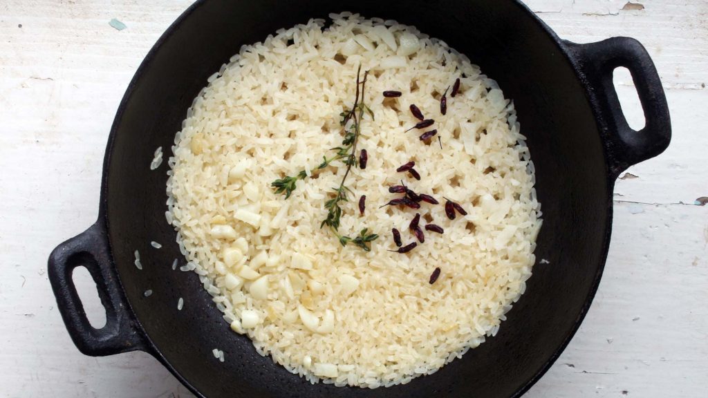 Ballaststoffe wie die resistente Stärke, finden sich in kaltem gekochtem Reis oder erkalteten Kartoffeln.