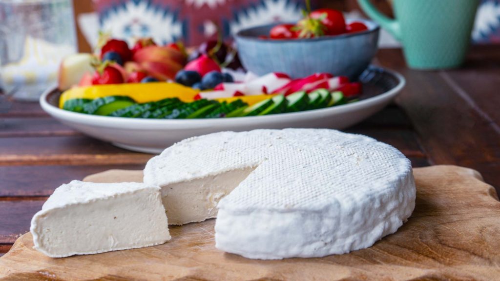 Veganen Käse wie diesen Cashew Brie kannst du mit dem Keinkäse Starterset von fairment selbst herstellen.