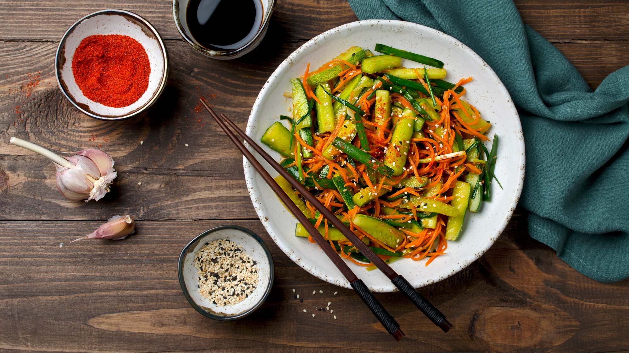 Asiatischer Gurkensalat mit Karotten und Sesam