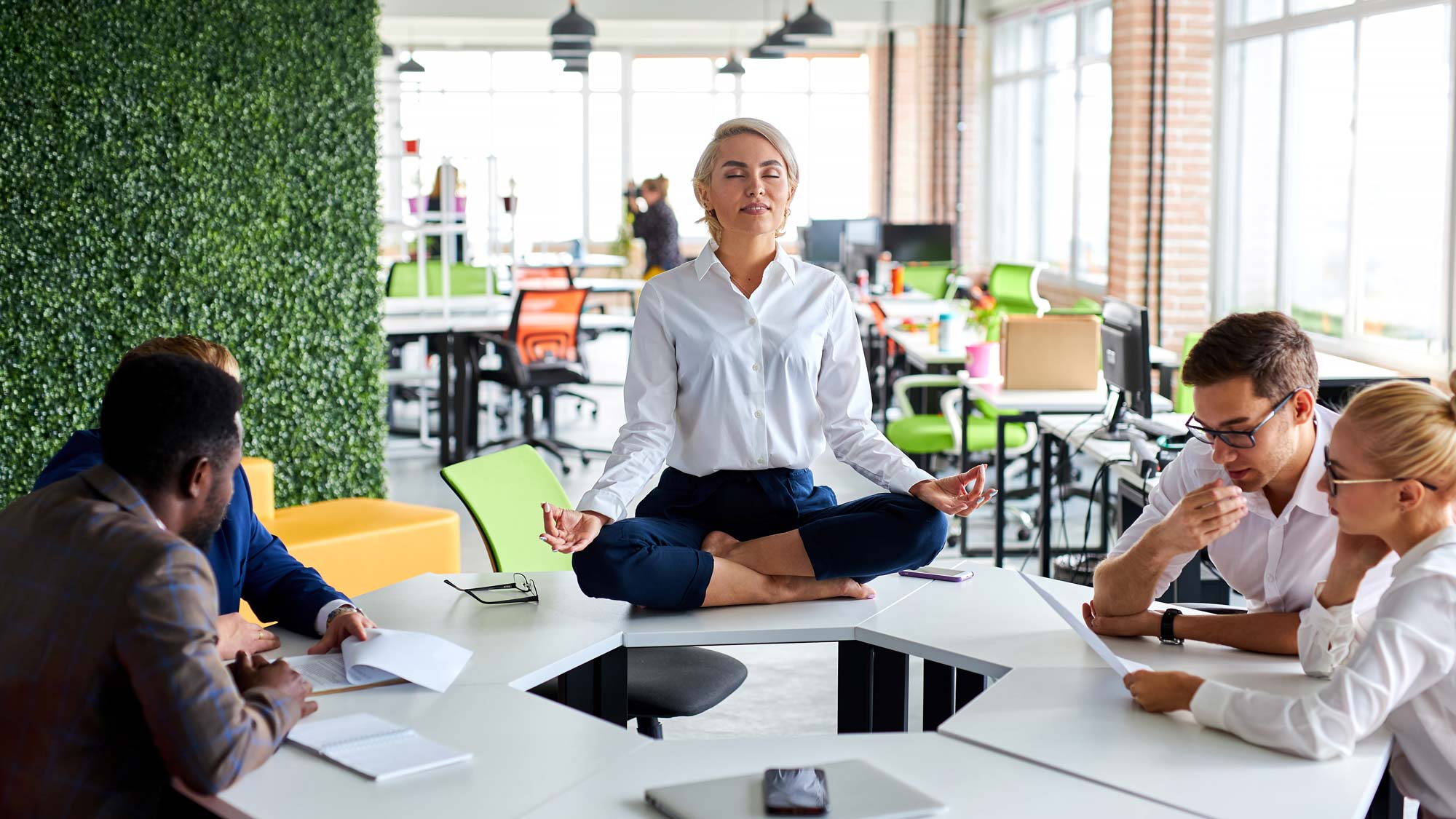 Yoga im Sitzen – 8 Übungen für deine Kurzentspannung im Büro