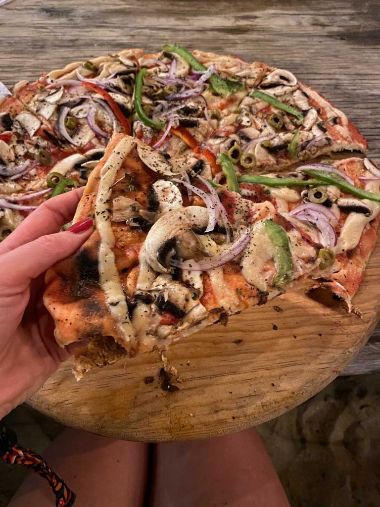 vegan essen in puerto escondido - vegane pizza mit cashewcreme