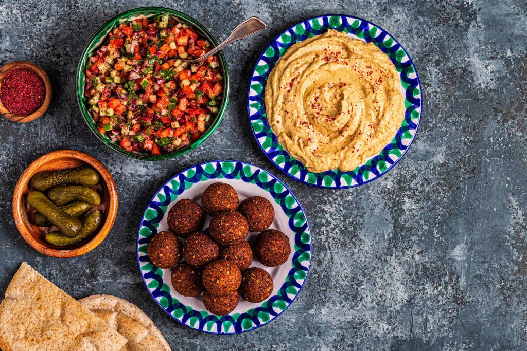 Meze-kultur bedeutet es werden kleine Vorspeisen in Schälchen gereicht.