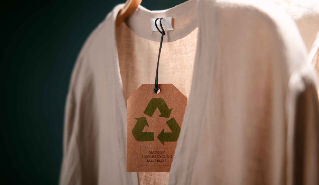 Nachhaltige Mode kann zum Beispiel aus recycelten Materialien hergestellt werden.