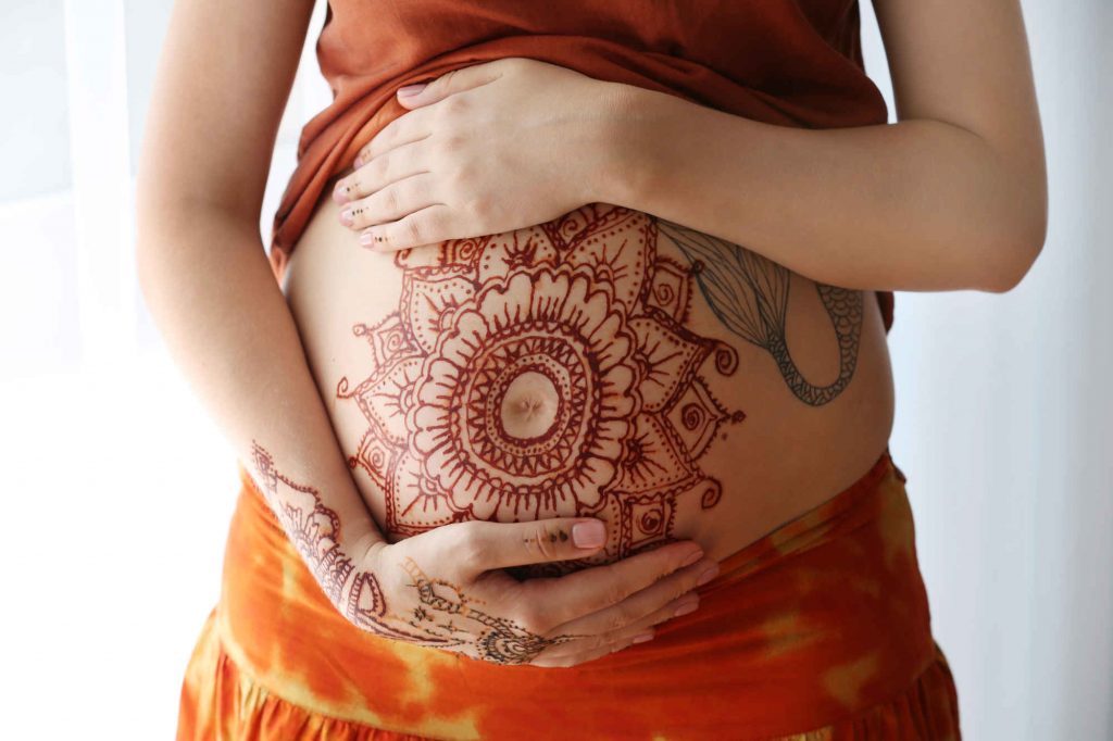 Bauchbemalung in der Schwangerschaft 