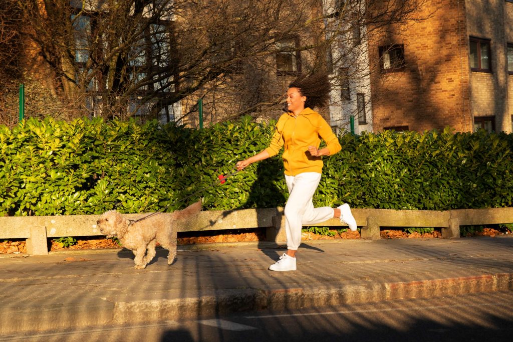 fit in den Frühling mit Outdoor-Aktivitäten wie Joggen