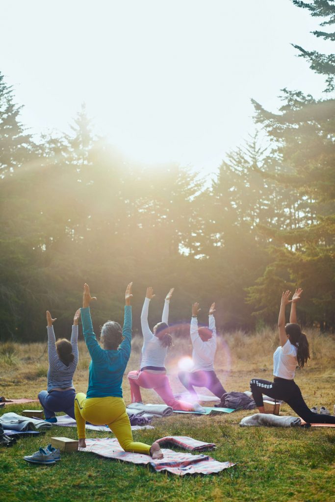 Fit in den Frühling mit Yoga im Freien