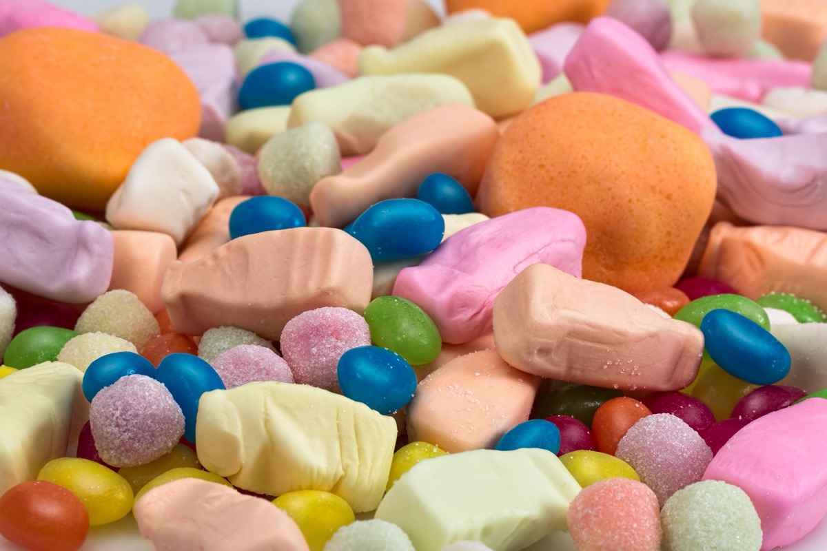 Bunte Süßigkeiten und Bonbons als Sinnbild für Zucker und Zahngesundheit
