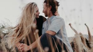 Zwei Menschen halten sich liebevoll im Arm, Symbol für die drei Gesichter der Liebe