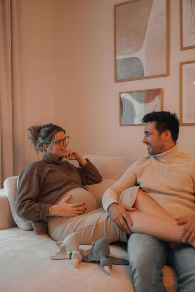 Paar mit Familie, das gemeinsam ein Zuhause aufbaut
